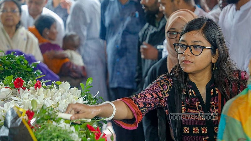 বৃষ্টি উপেক্ষা করে কেন্দ্রীয় শহীদ মিনার প্রাঙ্গণে শনিবার এমিরেটাস অধ্যাপক ও সাহিত্যিক সৈয়দ মনজুরুল ইসলামের প্রতি শ্রদ্ধা জানান হাজারো মানুষ। ছবি: আব্দুল্লাহ আল মমীন