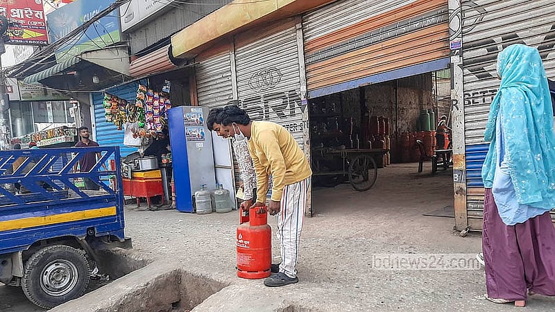 রাজধানীর যাত্রাবাড়ী এলাকায় একটি এলপি গ্যাসের ডিলার পয়েন্ট থেকে অতিরিক্ত দামে সিলিন্ডার কিনে নিয়ে যাচ্ছেন একজন