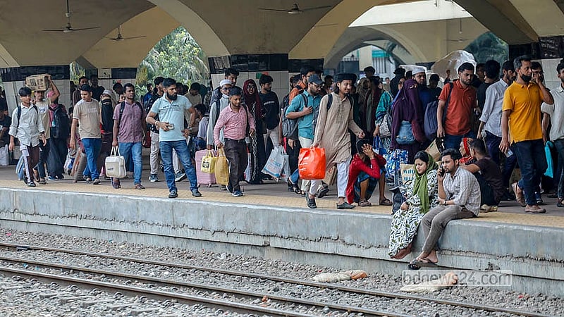 কমলাপুর রেল স্টেশনে বুধবার ঈদ উপলক্ষে ঘরমুখো মানুষের ভিড় দেখা যায়