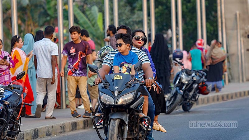 ঈদের ছুটিতে পরিবার নিয়ে অনেকেই বেড়াতে আসেন হাতিরঝিলে। পুলিশের তৎপরতা না থাকায় হেলমেট ছাড়াই মোটরসাইকেলে চলাচল করতে দেখা যায় অনেককে। ছবি: মাহমুদ জামান অভি
