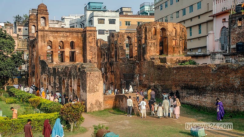 পুরান ঢাকার লালবাগের কেল্লায় শুক্রবার পরিবারের সদস্যদের নিয়ে ঘুরতে আসেন অনেকে
