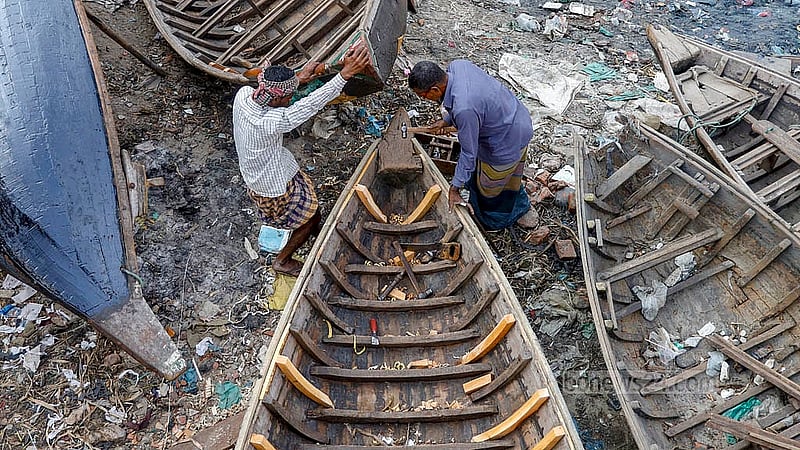 বুড়িগঙ্গার তীরে প্রতিদিন সাধারণত সকাল ৮টায় শুরু হয় নৌকা মেরামতের কাজ; চলে সন্ধ্যা পর্যন্ত। ছবি: মাহমুদ জামান অভি