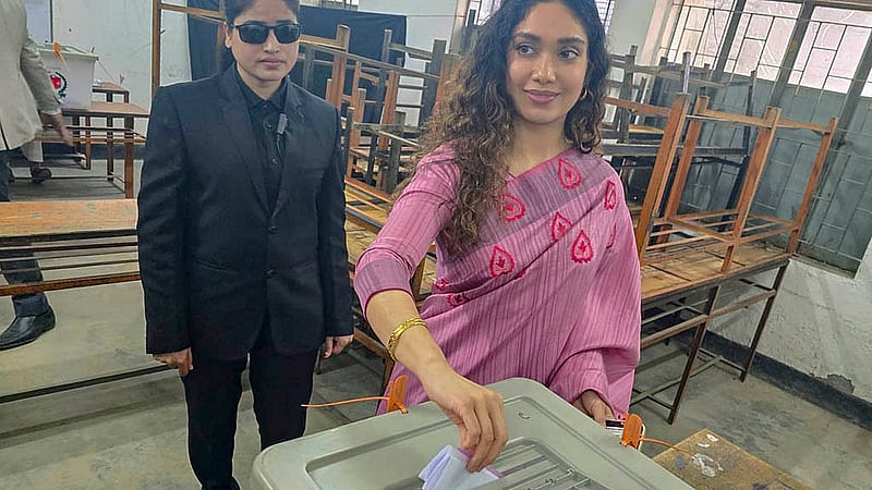 ত্রয়োদশ সংসদ নির্বাচন ও গণভোটে নিজের ভোট দিয়েছেন বিএনপির চেয়ারম্যান তারেক রহমানের মেয়ে জাইমা রহমান। বৃহস্পতিবার সকালে রাজধানীর গুলশান মডেল হাই স্কুল অ্যান্ড কলেজ কেন্দ্রে ভোট দেন তিনি