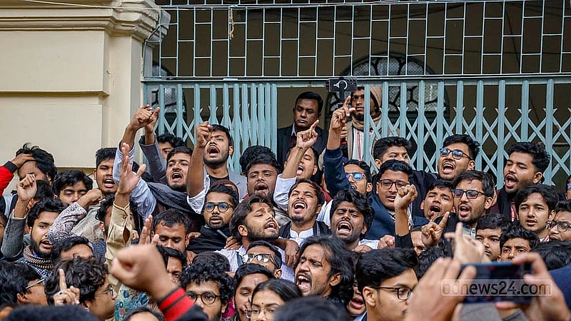 বিএনপি চেয়ারপারসন খালেদা জিয়ার মৃত্যুর পর জগন্নাথ বিশ্ববিদ্যালয় কেন্দ্রীয় শিক্ষার্থী সংসদ (জকসু) ও হল সংসদ নির্বাচন স্থগিত করা হলে উপাচার্য ভবনের সামনে বিক্ষোভ দেখান প্রার্থী ও ভোটাররা। এ সময় তারা নানা স্লোগান দিতে থাকেন