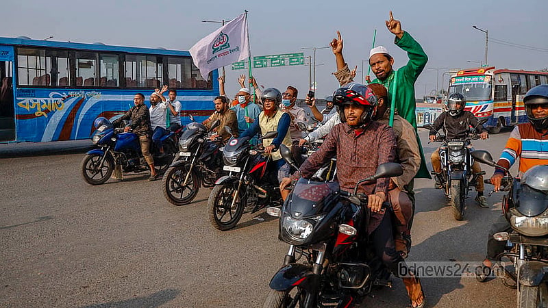কার্যক্রম নিষিদ্ধ আওয়ামী লীগের ‘ঢাকা লকডাউন’ কর্মসূচির দিন বৃহস্পতিবার সকালে গাবতলী এলাকায় মোটরসাইকেল নিয়ে মহড়া দেন জামায়াতে ইসলামীর নেতাকর্মীরা