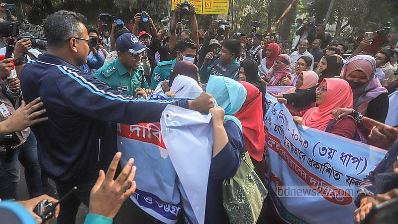 সরকারি প্রাথমিক বিদ্যালয়ের সহকারী শিক্ষক পদে নিয়োগ বাতিল হওয়া প্রার্থীদের সচিবালয়মুখী পদযাত্রা শিক্ষা ভবনের সামনে আটকে দেয় পুলিশ। ছবি: আব্দুল্লাহ আল মমীন