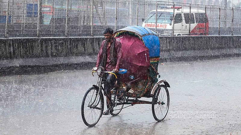 বৃষ্টির মধ্যে যাত্রী নিয়ে ছুটছে অটোরিকশা। শনিবার রাজধানীর যাত্রাবাড়ী এলাকা থেকে তোলা। ছবি: আব্দুল্লাহ আল মমীন