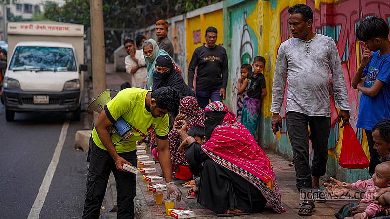 ঢাকার বনানী ১১ নম্বর সড়কে ইফতারি বণ্টন করছেন ‘ভালো কাজের হোটেলের’ স্বেচ্ছাসেবকরা।  ছবি: তানজিনুর রহমান ভূইয়া
