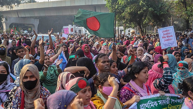 সরকারি প্রাথমিক বিদ্যালয়ে সহকারী শিক্ষক পদে নিয়োগ বাতিল হওয়া প্রার্থীদের সচিবালয়মুখী পদযাত্রা পুলিশ শিক্ষা ভবনের আটকে দিলে সেখানে স্লোগান দেন তারা। ছবি: আব্দুল্লাহ আল মমীন