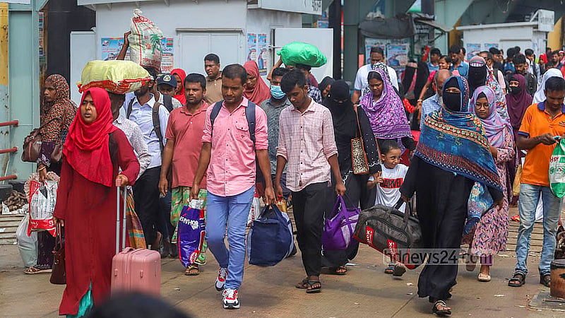 কোরবানির ঈদ কাটিয়ে এবার কর্মে ফেরার পালা। শুক্রবার ঢাকার সদরঘাট লঞ্চ টার্মিনালে।   ছবি: আব্দুল্লাহ আল মমীন