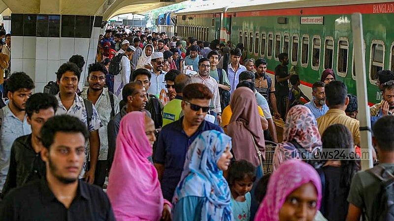 ঈদের ছুটি কাটাতে ঢাকা ছাড়তে শুরু করেছেন অনেকে। কমলাপুর রেল স্টেশনে বুধবার দেখা গেছে এমন ঘরমুখো মানুষের আনাগোনা। এদিন প্ল্যাটফর্মে খুব বেশি ভিড় না থাকলেও ট্রেন আসতে ঠিকই শুরু হয় হুড়োহুড়ি।