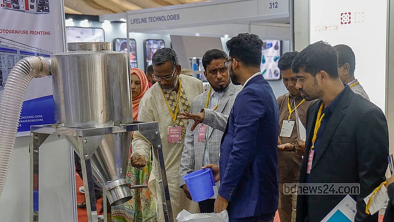 ইন্টারন্যাশনাল কনভেনশন সিটি বসুন্ধরায় আন্তর্জাতিক প্লাস্টিক, প্যাকেজিং ও প্রিন্টিং শিল্প মেলার স্টল ঘুরে দেখছেন দর্শনার্থীরা