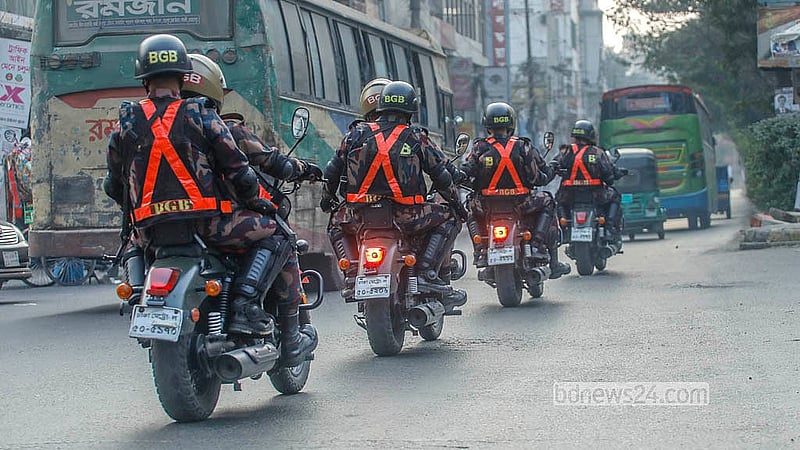 ঢাকা শহরের আইনশৃঙ্খলা পরিস্থিতি স্বাভাবিক রাখতে কাঁটাবন এলাকায় বিজিবি সদস্যরা মোটরসাইকেল নিয়ে টহল দিচ্ছেন। ছবি: আব্দুল্লাহ আল মমীন