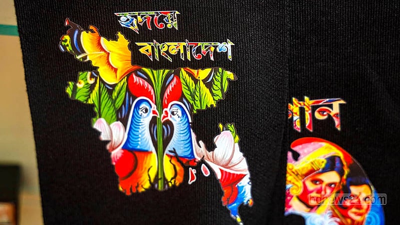 ‘রিকশা পেইন্ট’ আঁকা ভিন্ন ধরনের মাফলারও মেলে হানিফ পাপ্পুর আর্ট স্কুলে। হোসেনী দালান রোডের ছোট্ট এ জায়গার ঠাঁই পেয়েছে অনেক কিছু। ছবি: মাহমুদ জামান অভি