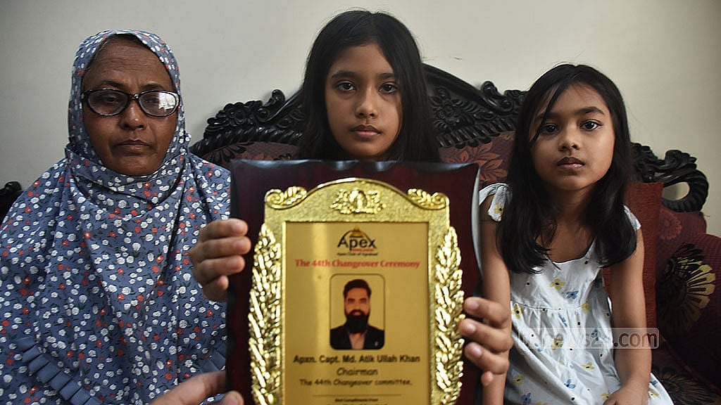 ১৩ মার্চ ২০২৪: ১২ মার্চ ভারত মহাসাগরে সোমালি জলদস্যুদের হাতে জিম্মি বাংলাদেশি পতাকাবাহী জাহাজ এমভি আবদুল্লাহর চিফ অফিসার আতিক উল্লাহ খানের স্বজনদের সময় কাটে উদ্বেগ, উৎকণ্ঠায়। আতিকের মা শাহনুর বেগম নিজেও অসুস্থ; দুই মেয়ে জানতে চাইছে, কী হয়েছে তাদের বাবার। ছবি: সুমন বাবু