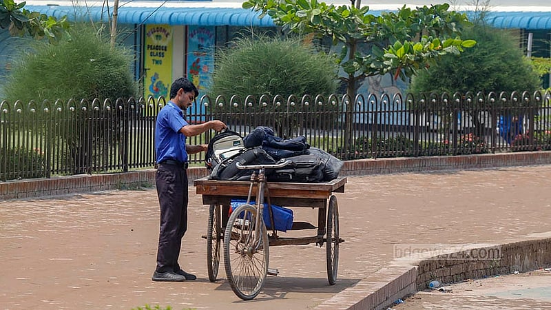 মাইলস্টোন স্কুল অ্যান্ড কলেজের যে ভবনে বিমান দুর্ঘটনা হয়েছিল, সেই ভবন থেকে বুধবার দুপুরে শিক্ষার্থীদের ব্যাগ বের করে অন্য স্থানে রাখা হচ্ছে। ছবি: মাহমুদ জামান অভি