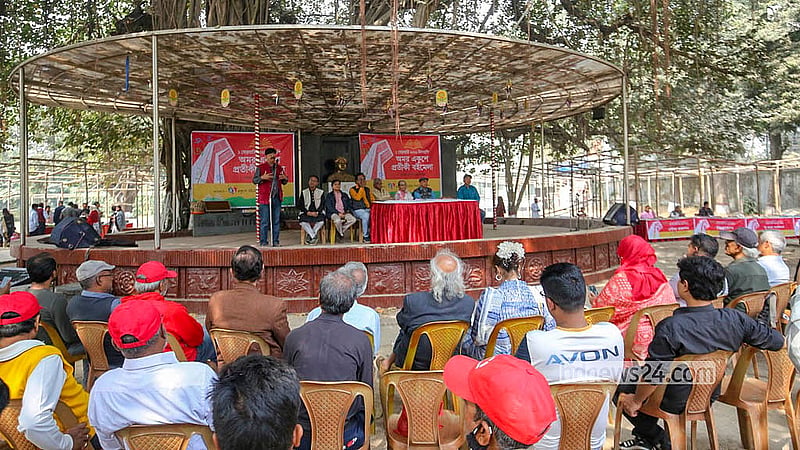 অন্তর্বর্তী সরকারের সিদ্ধান্তে এবার একুশে বইমেলা পিছিয়ে যাওয়ায় রোববার বাংলা একাডেমি প্রাঙ্গণে একদিনের প্রতীকী বইমেলা আয়োজন করে ‘একুশে বইমেলা সংগ্রাম পরিষদ’।