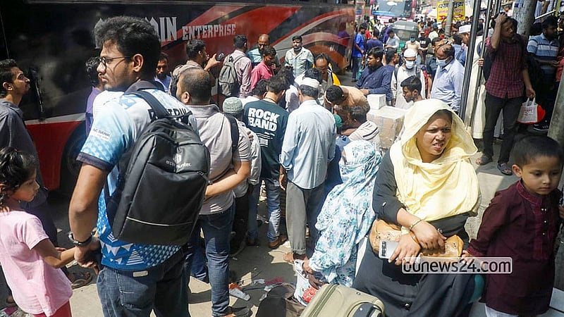 রাজধানীর দোলাইরপাড় মোড়ের বাস কাউন্টারগুলোর সামনে মঙ্গলবার সকালে বাসের অপেক্ষায় দক্ষিণাঞ্চলের যাত্রীরা