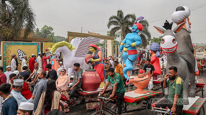 মুঘল আমলের ইতিহাস তুলে ধরা ছবিও দেখা যায় সোমবার ঈদ আনন্দ মিছিল।