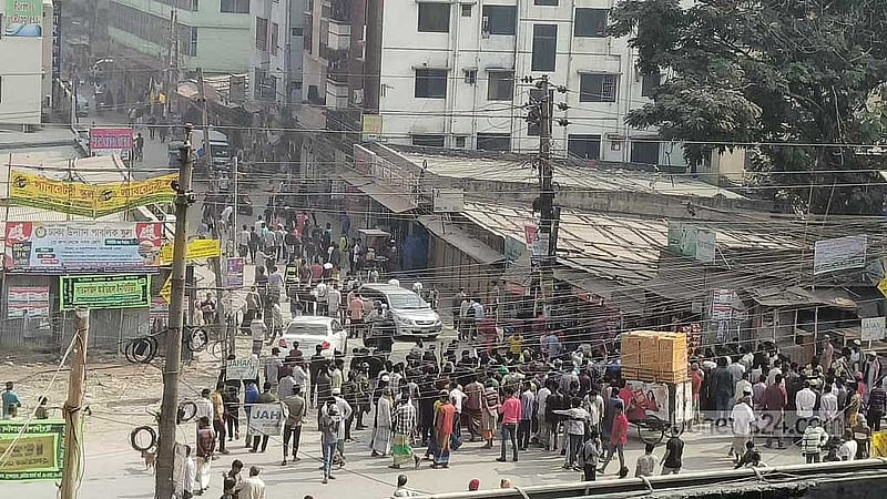 মোহাম্মদপুরে ব্যাটারিচালিত রিকশাচালকদের বিক্ষোভ