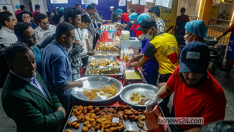 ঢাকার বেইলি রোডের ইফতারের দোকানগুলোতে মিলছে চকবাজারের ঐতিহ্যবাহী প্রায় সব খাবার। ছবি: আব্দুল্লাহ আল মমীন