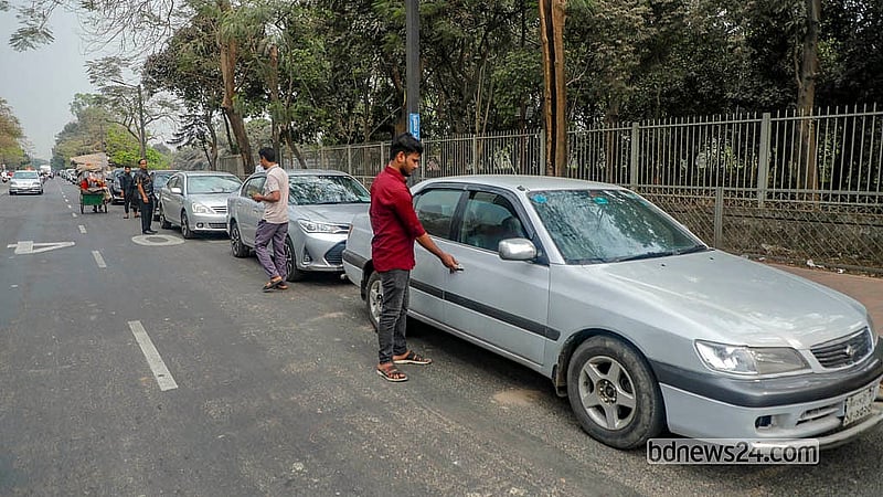 তেল নেওয়ার অপেক্ষায় গাড়ির দীর্ঘ লাইন। রোববার সংসদ ভবনের ক্রিসেন্ট রোডে গাড়ি চালকদের অপেক্ষা। ছবি: আব্দুল্লাহ আল মমীন