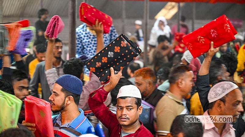 রূপগঞ্জে নোয়াপাড়ার বিসিক জামদানি হাটে শুক্রবার সকালে শাড়ি হাতে নিয়ে ক্রেতাদের নজর কাড়ার চেষ্টায় তাঁতীরা