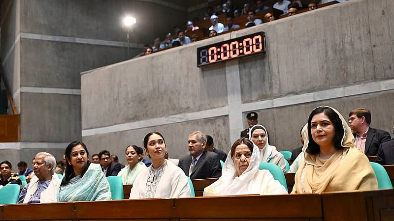 ত্রয়োদশ জাতীয় সংসদের প্রথম অধিবেশনে দর্শক সারিতে ছিলেন সাবেক অন্তর্বর্তী সরকারের প্রধান উপদেষ্টা মুহাম্মদ ইউনূস। দর্শক সারিতে ছিল প্রধানমন্ত্রী তারেক রহমানের পরিবারও