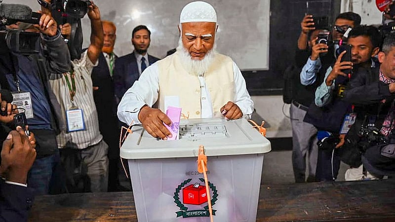 ত্রয়োদশ সংসদ নির্বাচনে রাজধানী মিরপুরের মনিপুর উচ্চ বিদ্যালয় (বালক শাখা) কেন্দ্রে ভোট দেন জামায়াতে ইসলামীর আমির শফিকুর রহমান।
