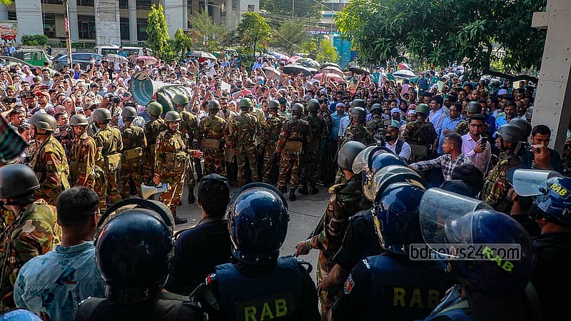 বেতনবৈষম্য নিরসনের দাবি নিয়ে রোববার কাকরাইলের অডিটর ভবনে অডিটররা প্রবেশ করতে চাইলে সেনাসদস্যরা বাধা দেন। ছবি: মাহমুদ জামান অভি