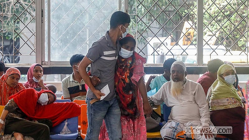 ছোটদের সঙ্গে বড়রাও আক্রান্ত হচ্ছেন হামে। মহাখালীর ডিএনসিসি হাসপাতাল থেকে তোলা