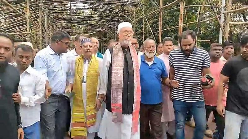 বুধবার ধানমন্ডি ৩২ নম্বরে পুড়িয়ে দেওয়া বঙ্গবন্ধু স্মৃতি জাদুঘর পরিদর্শনে যান কৃষক শ্রমিক জনতা লীগের নেতা আবদুল কাদের সিদ্দিকী। 