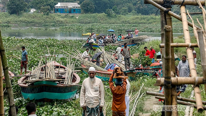 সোনারগাঁওয়ের কাইকারটেক হাট থেকে বাঁশ কিনে অনেকেই তা নৌপথে নিয়ে যান। এখানে প্রতিদিন বাঁশ কেনাবেচা হলেও হাটের দিন বেড়ে যায়।  ছবি: আব্দুল্লাহ আল মমীন