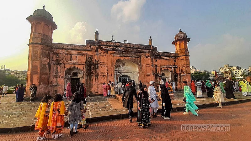 ছুটি দীর্ঘ হওয়ায় ঈদের পর দ্বিতীয় দিন রোববার পুরান ঢাকার লালবাগের কেল্লায় দর্শনার্থীদের ভিড় ছিল চোখে পড়ার মত।  ছবি: আব্দুল্লাহ আল মমীন