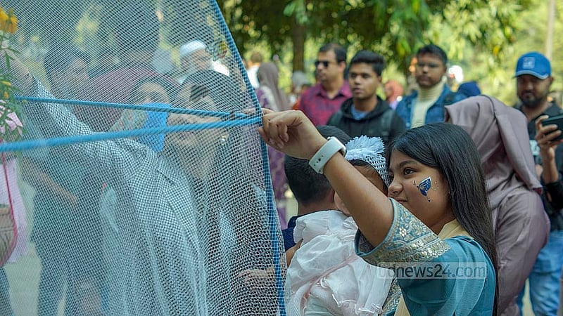 জালের তৈরি ঘরে প্রজাপতি দেখছে শিশুরা। জাহাঙ্গীরনগর বিশ্ববিদ্যালয়ে শুক্রবার অনুষ্ঠিত হয়েছে প্রজাপতি মেলা। ছবি: আরিফুর রহমান