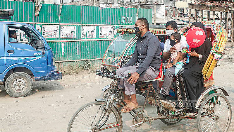 রাজধানীর বাবুবাজার থেকে বেড়িবাঁধ দিয়ে গাবতলী যেতে ধুলা এড়ানোর কোনো সুযোগ নেই। ব্যাপক ধুলাবালির কারণে সড়কে মাস্ক পড়ে চলছেন পথচারী ও যাত্রীরা। ছবি: আব্দুল্লাহ আল মমীন
