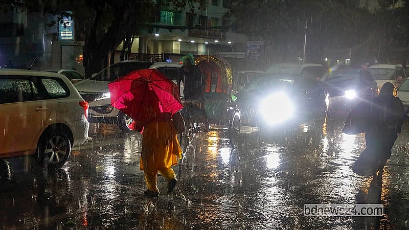 বৈশাখের রুদ্রতাপে কয়েক দিন ধরে হাঁসফাঁসের পর রোববার বৃষ্টির দেখা পায় রাজধানীবাসী। তবে বৃষ্টি আর ঝড়ো বাতাসের কারণে ভোগান্তিতে পড়েন বাইরে থাকা মানুষজন। ছবি: আব্দুল্লাহ আল মমীন