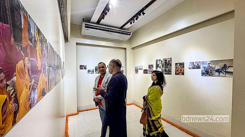 বিশ্বসাহিত্য কেন্দ্রের চিত্রশালায় শুক্রবার মণিপুরী জনগোষ্ঠীর জীবনধারা নিয়ে আয়োজিত আলোক