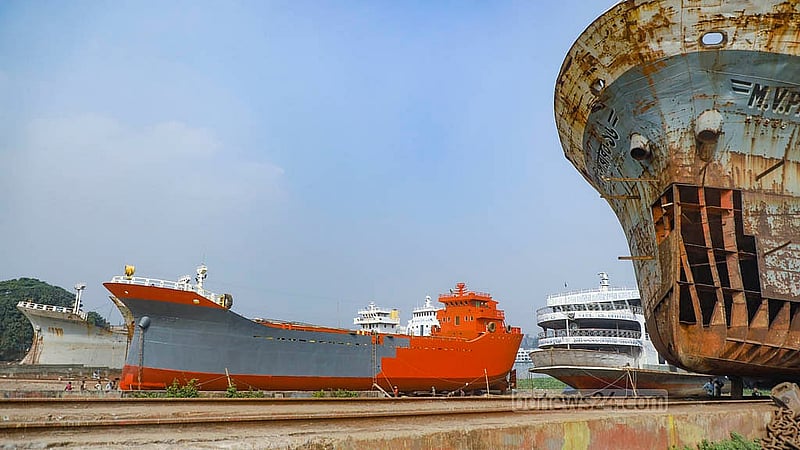 ঢাকার কেরাণীগঞ্জে বুড়িগঙ্গার পাড়ে ডকইয়ার্ডে প্রতিবছর ৩০ থেকে ৪০টি নতুন নৌযান তৈরি করা হয়। দেশের অভ্যন্তরীণ নৌপথে চলা কয়েকশ জাহাজ ও লঞ্চ সেখানে মেরামতও করা হয়। ছবি: আব্দুল্লাহ আল মমীন