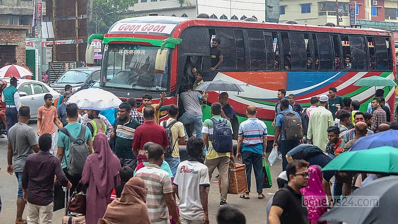 কোনো বাস দেখলেই ভিড় করছেন দক্ষিণের ঘরমুখো মানুষ। বৃহস্পতিবার ঢাকার দোলাইরপাড় এলাকার চিত্র। ছবি: আব্দুল্লাহ আল মমীন