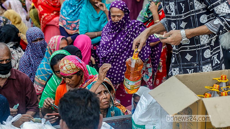 হাতের মুঠোয় টাকা নিয়ে দীর্ঘ সময় লাইনে অপেক্ষায় থাকার পর টিসিবির ট্রাকের কাছে যেতে সক্ষম হন এক ব্যক্তি