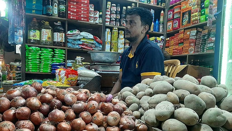মহাখালী কাঁচাবাজারে সবজিসহ বেশিরভাগ পণ্যের দাম বেশি দেখা যায়।