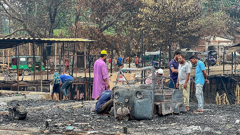 খাগড়াছড়ির দীঘিনালার লারমা স্কয়ারে বৃহস্পতিবারের সহিংসতায় পুড়িয়ে দেওয়া হয়েছে অনেক দোকানপাট। ঘটনার চারদিন পর পোড়া দোকানের আসবাবপত্র, মালামাল সরিয়ে নিচ্ছেন ব্যবসায়ীরা। ছবি: সমির মল্লিক