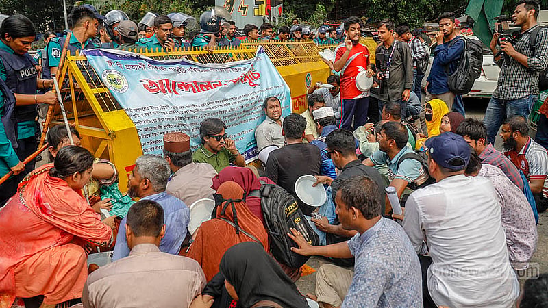 শাহবাগে বুধবার দুপুরে চাকরিপ্রত্যাশী দৃষ্টি প্রতিবন্ধীদের ‘লং মার্চ’ আটকে দেয় পুলিশ। সেসময় দাবি দাওয়া তুলে ধরে স্লোগান দেন বিক্ষোভকারীরা। ছবি: মাহমুদ জামান অভি