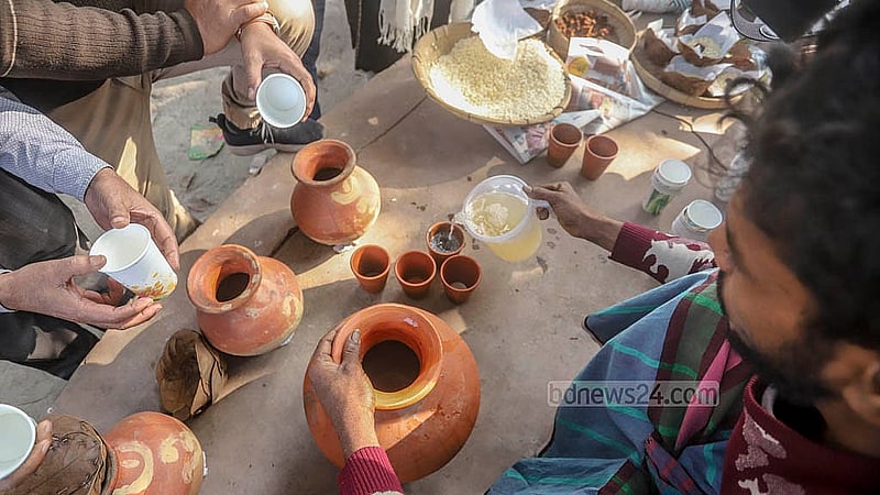 ঢাকার ডেমরায় বালু নদীর পাড়ে সুধারাম বাউলের আশ্রমে শুক্রবার সকালে বসে খেজুর রসের মেলা। ছবি: আব্দুল্লাহ আল মমীন