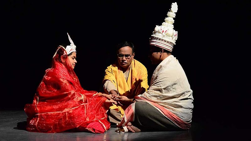 ‘কমলা রঙের বোধ’ নাটকের মহড়া। ছবি: থিয়েটার ফ্যাক্টরির সৌজন্যে।