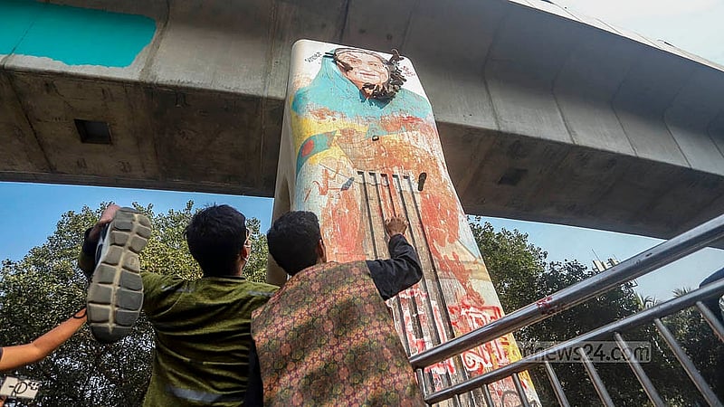 ঢাকা বিশ্ববিদ্যালয়ের রাজু ভাস্কর্য সংলগ্ন মেট্রোরেল পিলারে শেখ হাসিনার প্রতিকৃতিতে সোমবার জুতা নিক্ষেপ করা হয়। ছবি: আব্দুল্লাহ আল মমীন