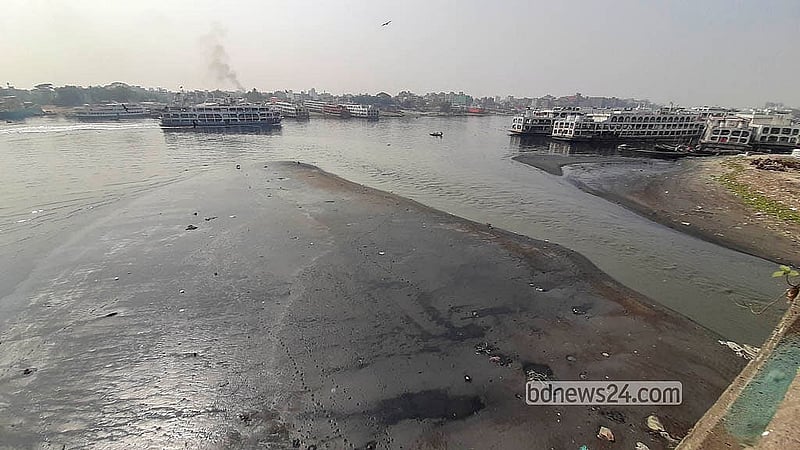 সদরঘাট লঞ্চ টার্মিনালে ঢোকার আগ মুহূর্তে ফরাশগঞ্জ এলাকায় বুড়িগঙ্গার বুকে চর জেগে ওঠায় ব্যাহত হচ্ছে নৌযান চলাচল