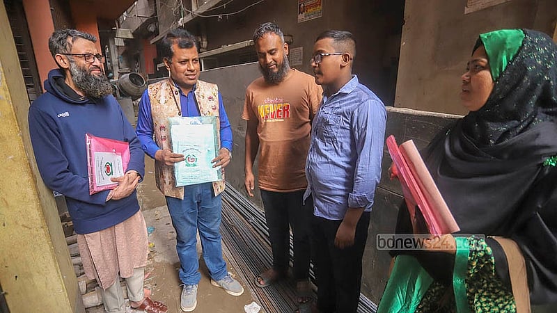 ঢাকা দক্ষিণ সিটি করপোরেশনের ৫১ নম্বর ওয়ার্ডের পশ্চিম দোলাইপাড় এলাকায় নতুন ভোটারের তথ্য সংগ্রহ করছেন তথ্যসংগ্রহকারীরা। ছবি: আব্দুল্লাহ আল মমীন