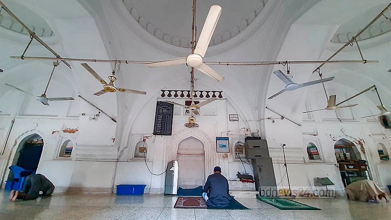 প্রায় ৩৫০ বছরের পুরনো ঢাকার মোহাম্মদপুরের সাত গম্বুজ মসজিদের ভেতরে সংস্কারের পর সাদা রং করা হয়েছে। ছবি: আব্দুল্লাহ আল মমীন